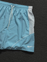 BERMUDA NK SWOOSH AZUL BEBÊ/BRANCA