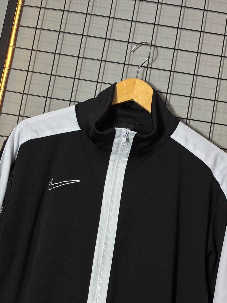 JAQUETA NK ACADEMY PRETO/BRANCO