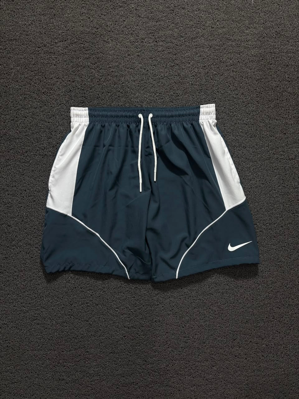 BERMUDA NK SWOOSH AZUL/BRANCA