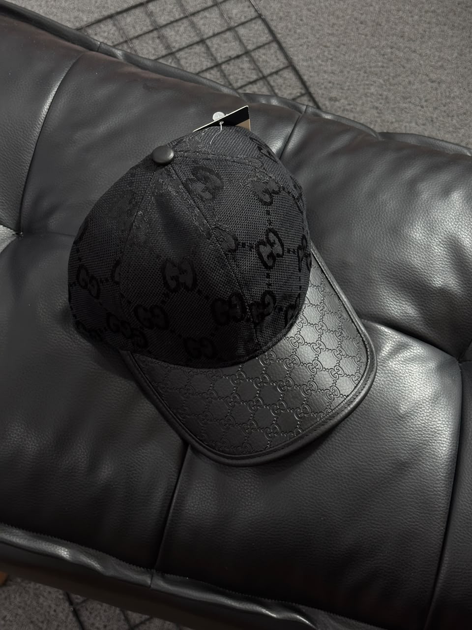 BONÉ GUCCI PRETO COURO