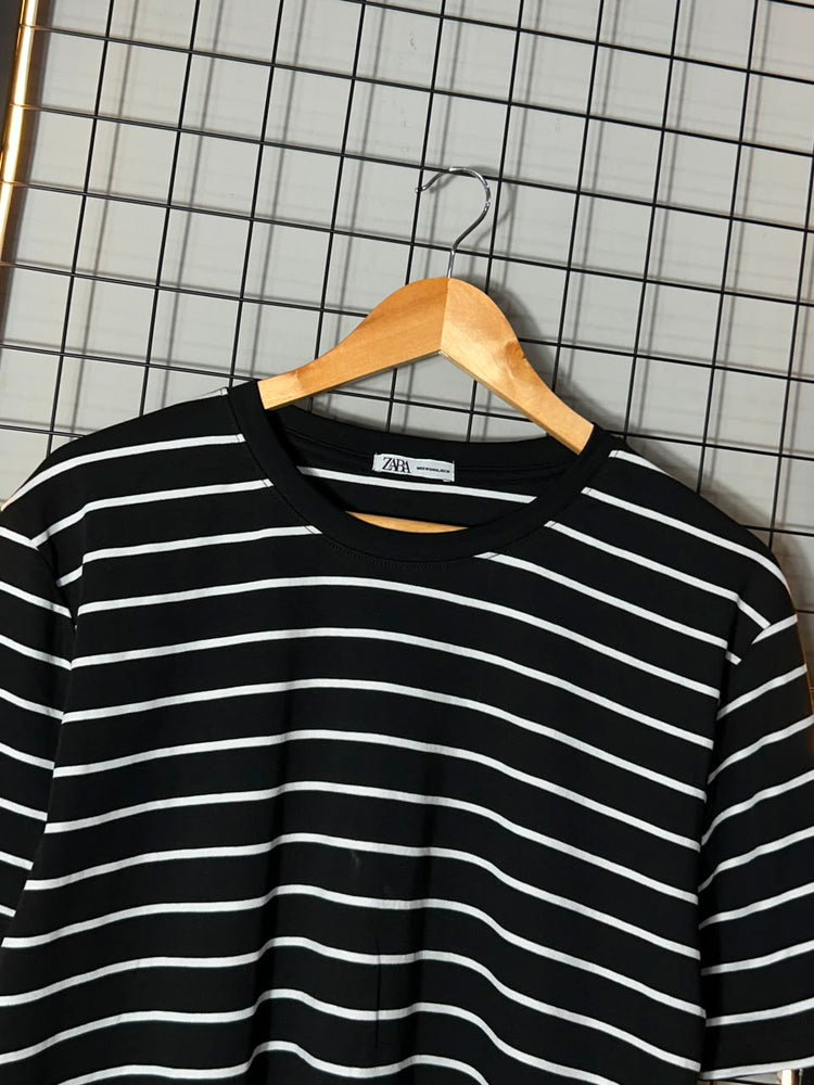 CAMISETA ZARA LISTRADA PRETA/BRANCA