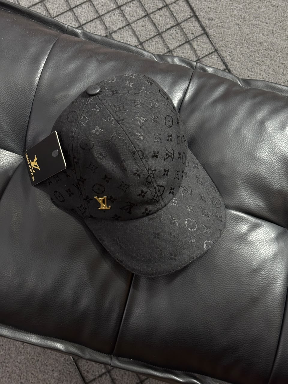 BONÉ LV BLACK GOLD