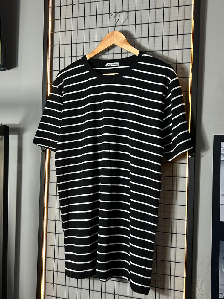 CAMISETA ZARA LISTRADA PRETA/BRANCA