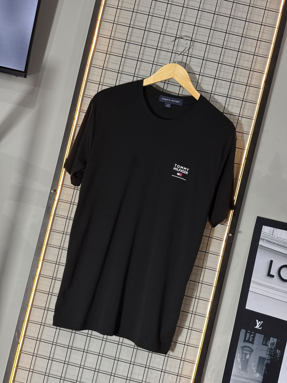 CAMISETA TOMMY H. PEITO PRETA