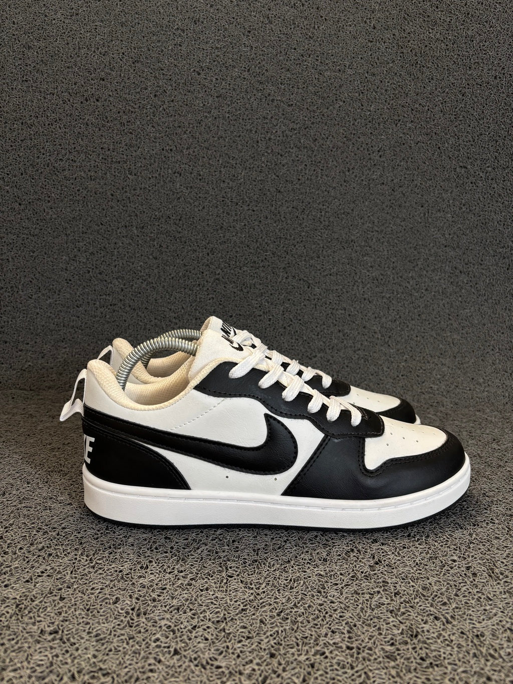 Nike Court Borough - Preto e Branco